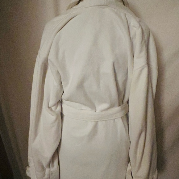 The Ritz-Carlton White Plush Robe - Picture 4 of 8